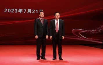  江南游戏集团蝉联市五星级企业荣誉，集团董事长、总经理李伟锋获市“功勋企业家”称号